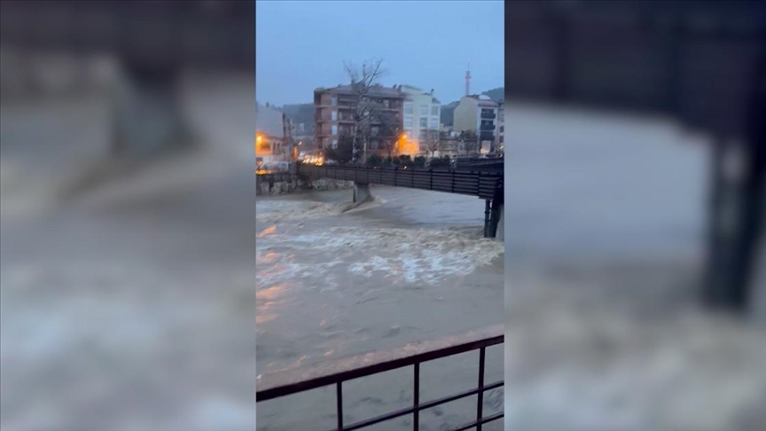 Shirat e dendur shkaktojnë përmbytje në pjesën verilindore të Spanjës