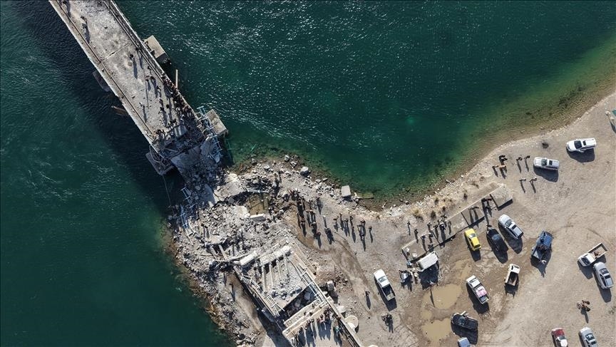 سوريا.. أزمة مواصلات إثر تفجير "قسد" جسرين في الرقة