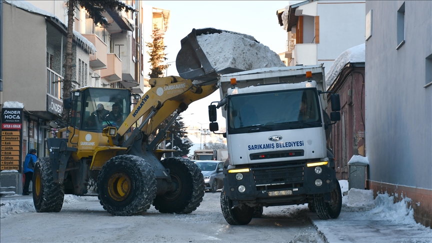 Li Qersê ekîbên berfê berfa li ser kuçe û kolanan vedirojin û bi kamyonan dibin dervayî bajêr