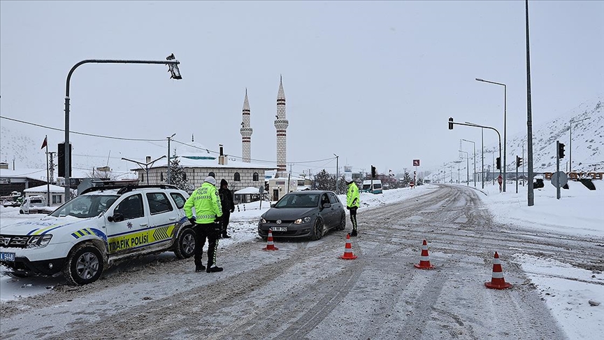 Bayburt-Erzurum kara yolu çığ nedeniyle ulaşıma kapandı