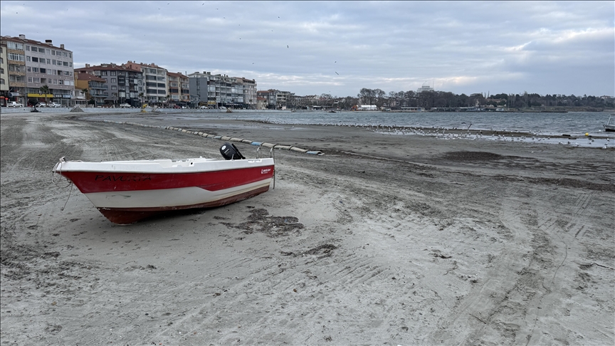 Tekirdağ'da Marmaraereğlisi sahilinde deniz suyu çekildi