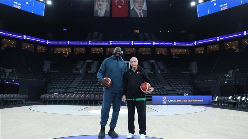 Serokomar Erdogan bi lîstikvanê NBAyê yê berê Shaquille O'Neal ra basketbol leyîst