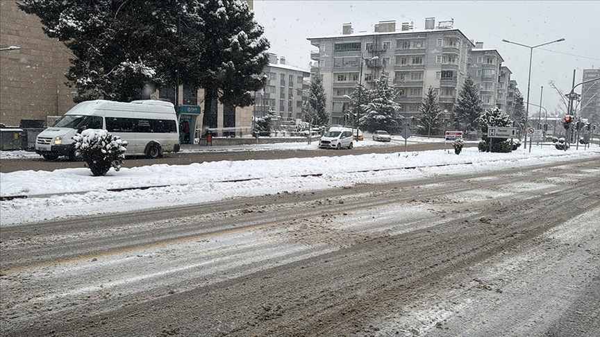 Tokat'ta kent merkezinde kar kalınlığı 15 santimetreye ulaştı