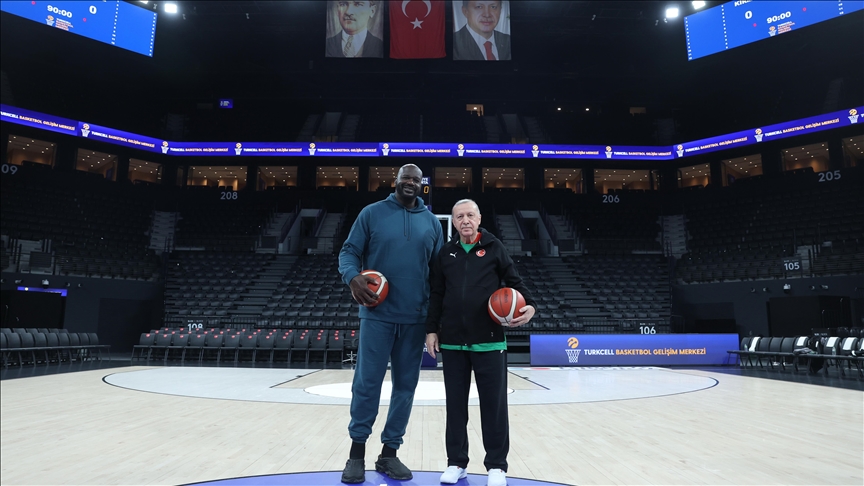 Le président turc joue au basketball avec l’ancienne star de la NBA Shaquille O’Neal à Istanbul