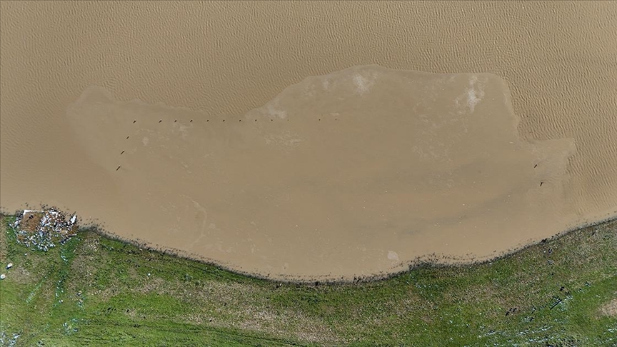 Kırklareli'nde Karahıdır Göleti kısmen buz tuttu