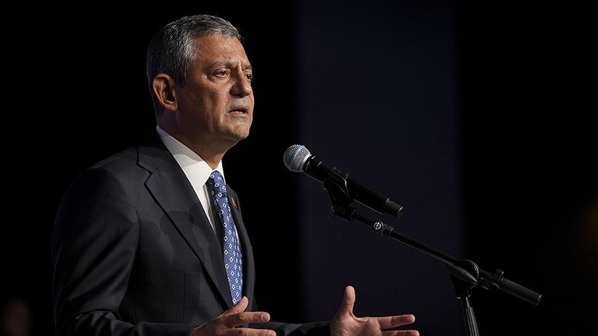 زعيم الشعب الجمهوري يدين بشدة الاعتداء على العلم التركي