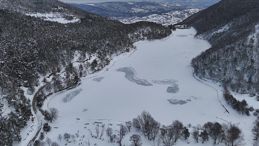 Amasya'daki Boraboy Gölü'nün yüzeyi buzla kaplandı