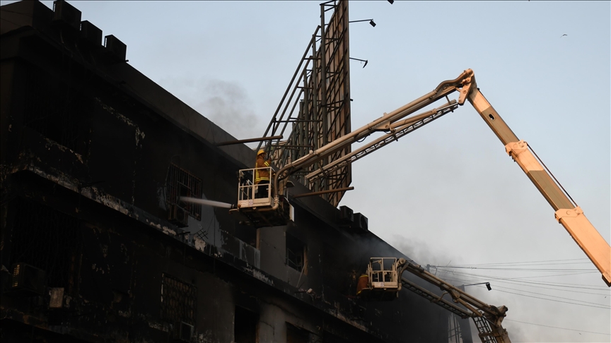 Bilanci i viktimave nga zjarri në një qendër tregtare në Pakistan rritet në 27, ndërsa 81 janë të zhdukur