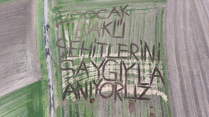 Kırklarelili çiftçi tarlasına pullukla "20 Ocak Bakü şehitlerini saygıyla anıyoruz" yazdı