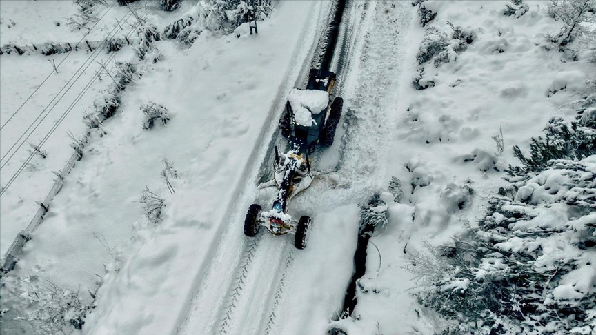 Zorlu kış aylarında kapanan yolları ulaşıma açmak için 20 yıldır mücadele ediyor 