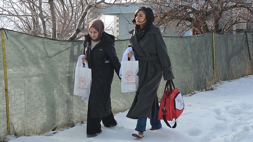 Bitlis'te sağlık ekipleri zorlu kış şartlarında vatandaşlara evlerinde hizmet veriyor