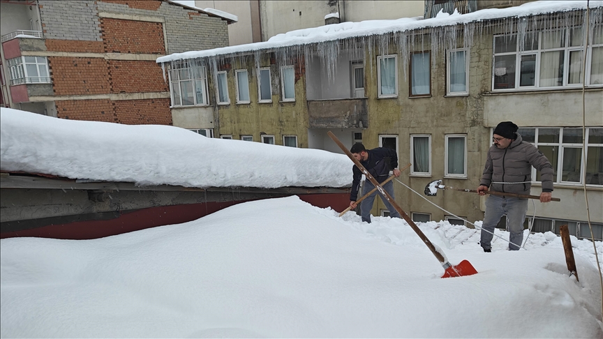 Li Mûşê karker navtenga xwe bi werîsê va girê didin û berfa baniyan paqij dikin