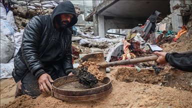 İsrail'in Gazze'ye saldırısında tüm ailesini kaybeden baba, evinin enkazında elekle kemik parçaları arıyor