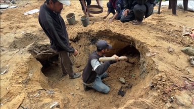 Hammadi, i cili humbi familjen e tij në sulmin izraelit, përpiqet të arrijë te mbetjet nën rrënoja