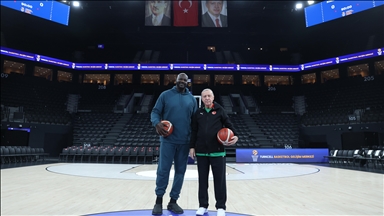 Le président turc joue au basketball avec l’ancienne star de la NBA Shaquille O’Neal à Istanbul