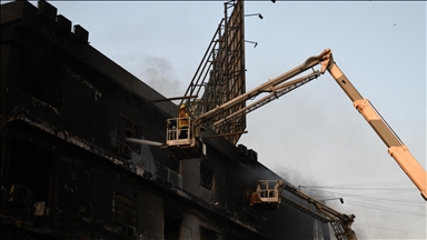 Bilanci i viktimave nga zjarri në një qendër tregtare në Pakistan rritet në 27, ndërsa 81 janë të zhdukur