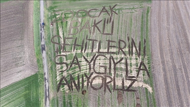 Kırklarelili çiftçi tarlasına pullukla "20 Ocak Bakü şehitlerini saygıyla anıyoruz" yazdı