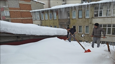 Li Mûşê karker navtenga xwe bi werîsê va girê didin û berfa baniyan paqij dikin