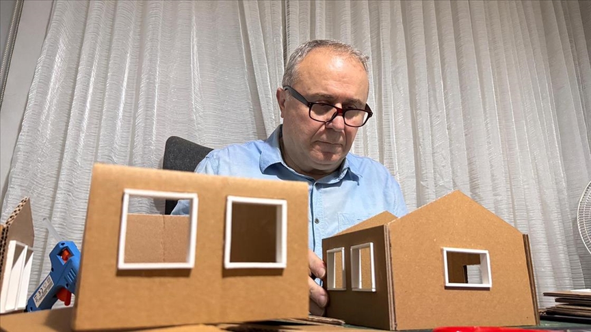 Arkadaşının oğluna ödevinde yardım için başladığı kartondan maket yapımı tutkusu oldu