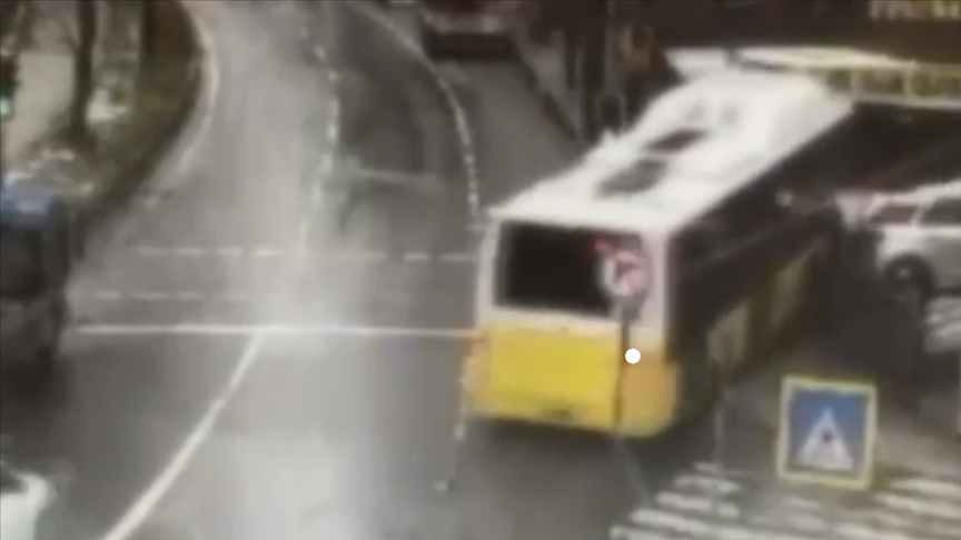 Esenler'de kontrolden çıkan İETT otobüsünün otoparka girmesi kamerada