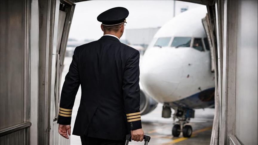 ABD'de eski bir uçuş görevlisinin pilot kılığında yüzlerce uçağa ücretsiz bindiği ortaya çıktı