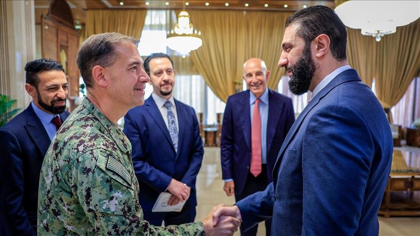 قائد "سنتكوم" يبحث مع الشرع آلية نقل معتقلي "داعش" إلى العراق 