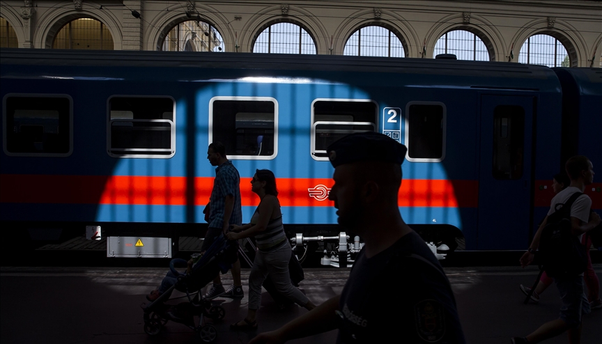 Teretni vozovi na pruzi Beograd – Budimpešta krajem februara, putnički u martu