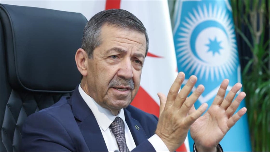 KKTC Dışişleri Bakanı Ertuğruloğlu, terör örgütü YPG/SDG yandaşlarının Türk bayrağına saldırısını lanetledi