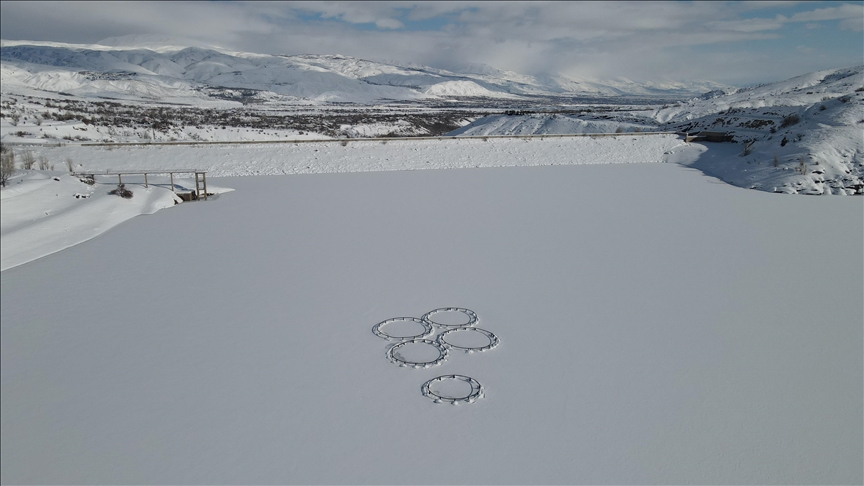 Bendava Goyneyê ya li Erzincanê ji ber hewaya sar qeşa girt