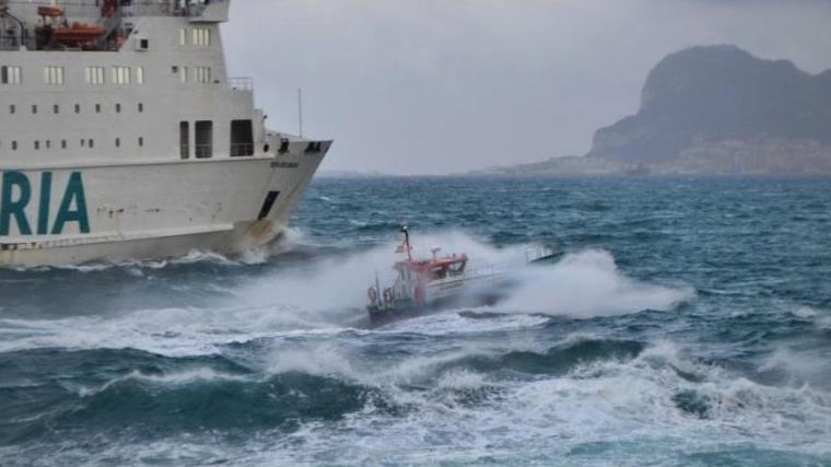 إسبانيا تعلق الرحلات البحرية بين طريفة وطنجة المغربي لسوء المناخ
