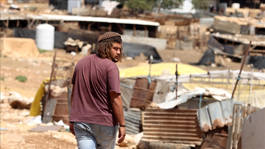 مستوطنون يحرقون 3 جرافات وسيارة بهجوم على قرية شمالي الضفة