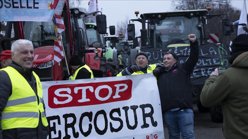 Mercosur : des milliers d'agriculteurs et des centaines de tracteurs manifestent devant le Parlement européen