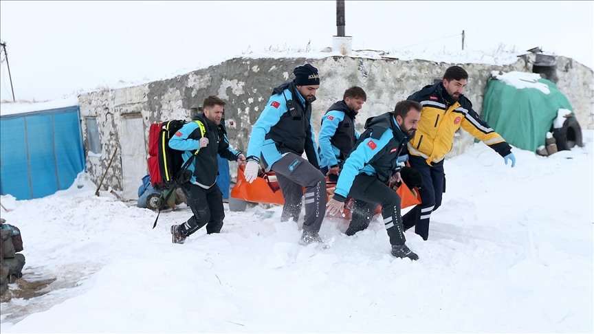 Kars'ta ekipler yoğun kar ve tipiye rağmen hastalara "Hızır" gibi yetişiyor