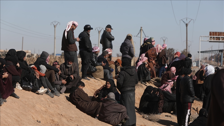 عائلات سورية تنتظر أبناءها بقلوب دامعة أمام سجن الأقطان في الرقة