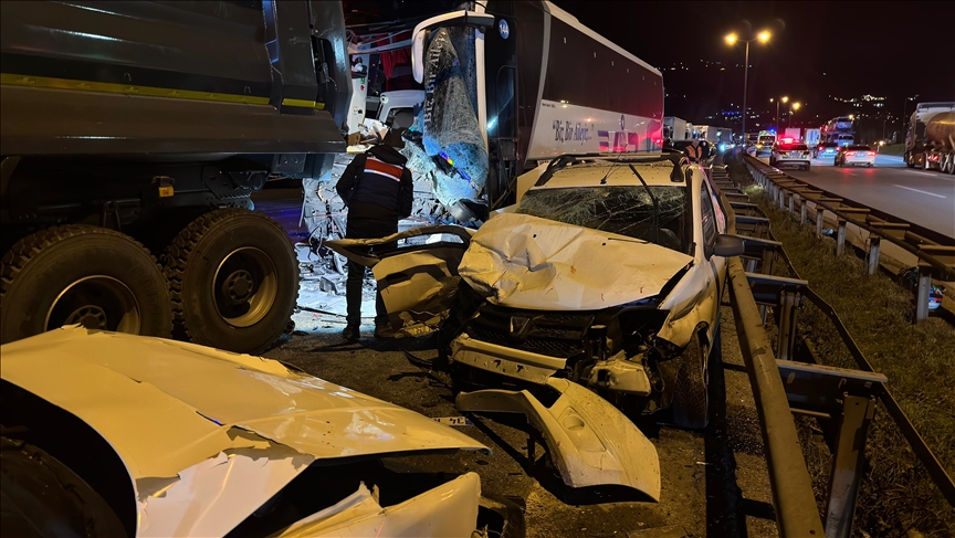 Anadolu Otoyolu'nun Sakarya geçişindeki kazada 1 kişi öldü, 27 kişi yaralandı