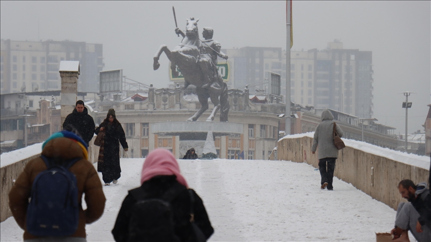 Reshjet e borës krijuan pamje të bukura në Shkup