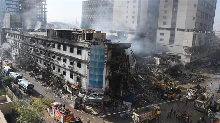 Rritet në 30 numri i të vdekurve nga zjarri në një qendër tregtare në Pakistan