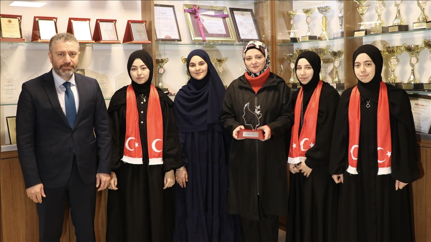 Türk öğrenciler Arapça münazarada dünya kürsüsünde yer almaktan gururlu