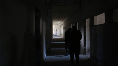 الأناضول ترصد أنفاقا وسجنا أسفل الملعب الأسود في الرقة السورية