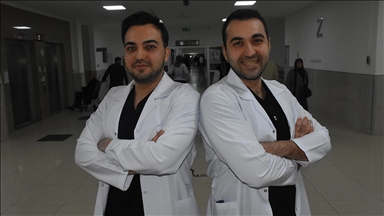 Genç doktor kardeşler aynı hastanede hastaların hizmetinde
