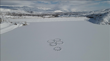 Bendava Goyneyê ya li Erzincanê ji ber hewaya sar qeşa girt