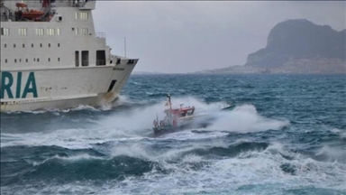 إسبانيا تعلق الرحلات البحرية بين طريفة وطنجة المغربي لسوء المناخ