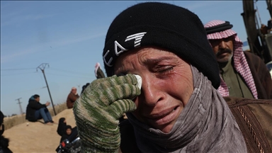 YPG/SDG'den kurtarılan Aktan Hapishanesi önünde Suriyeli aileler sevdiklerini arıyor