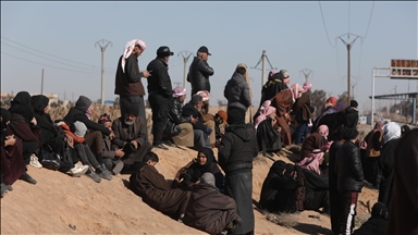 عائلات سورية تنتظر أبناءها بقلوب دامعة أمام سجن الأقطان في الرقة