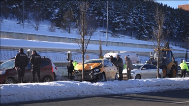 Li Erziromê di qezaya ku 3 wesayît tevlî bûn da 3 kes birîndar bûn