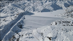 Erzincan'daki Göyne Barajı soğuk havanın etkisiyle dondu