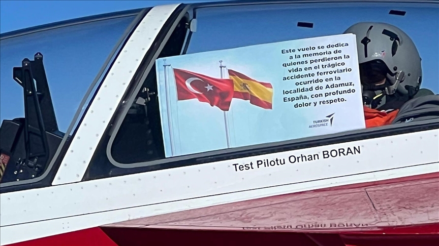 طائرة "حر جيت" التركية تحلق لتأبين ضحايا حادث القطارين بإسبانيا