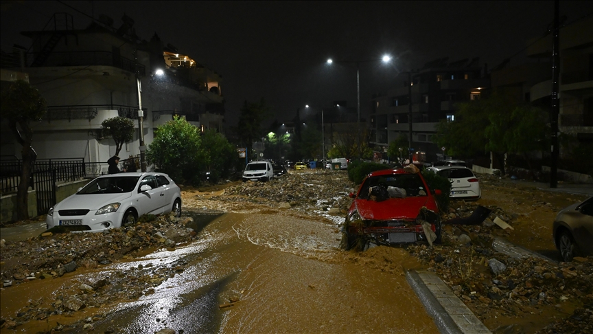Две лица загинаа во силните поплави во Грција