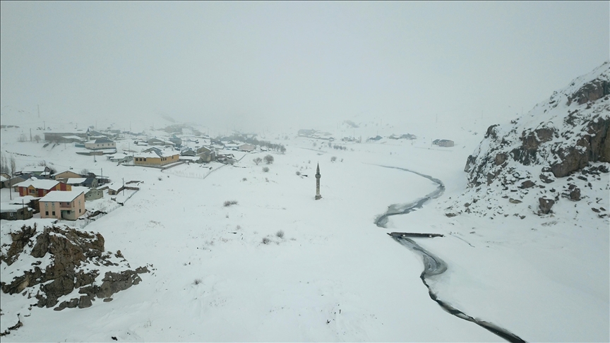 Li Agiriyê Bendava Yaziciyê ya ku qismekî wê qeşa girt, di nav mijê da ma