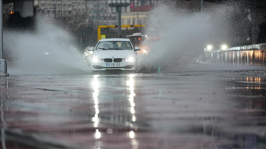 Bazı illerde fırtına ve sağanak etkili oluyor